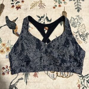 GapFit Studio Cross-Back Sports Bra size XL